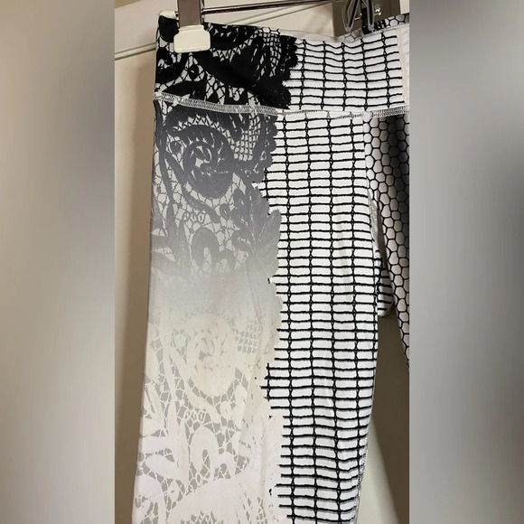 NWT Spiritual Gangster Lace & Snake Print in Black & White Leggings Size XS/S - Picture 5 of 7